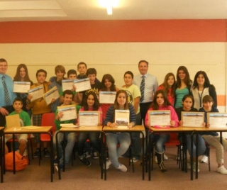 ninos ensenando unos diplomas